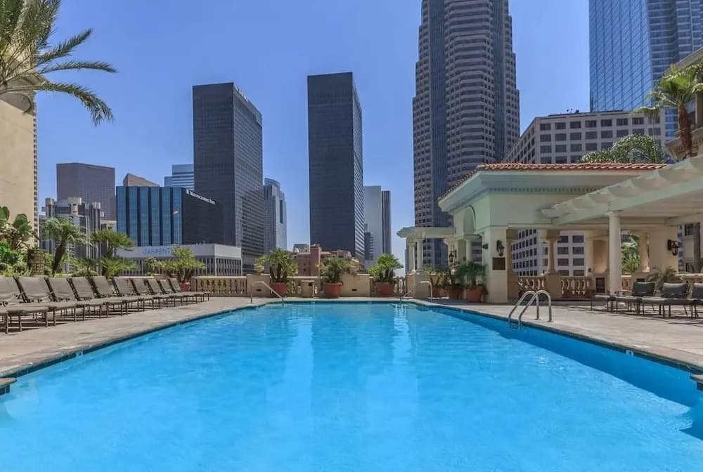 DTLA Apartment With Parking and Pool - photo 12