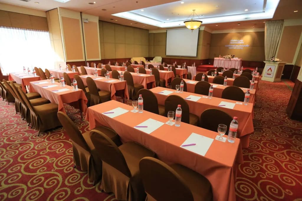 Karnmanee Palace Hotel - photo 14