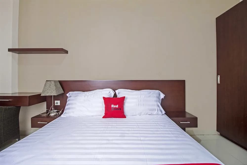 RedDoorz Plus Near Ambassador Mall - photo 6