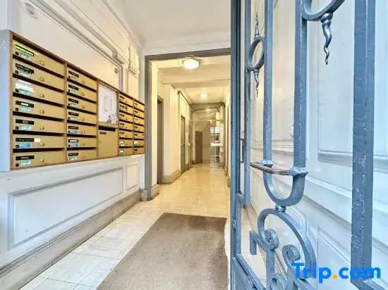 Splendid Eiffel Tower apartment with lift access - photo 2