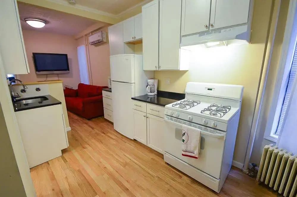 West Side Apartment - photo 10