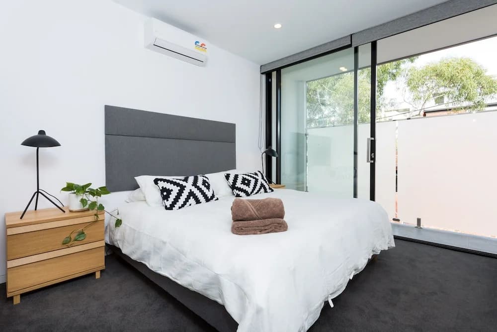 LOLA Sophisticated 3 Level Stunner with Private Rooftop - photo 6