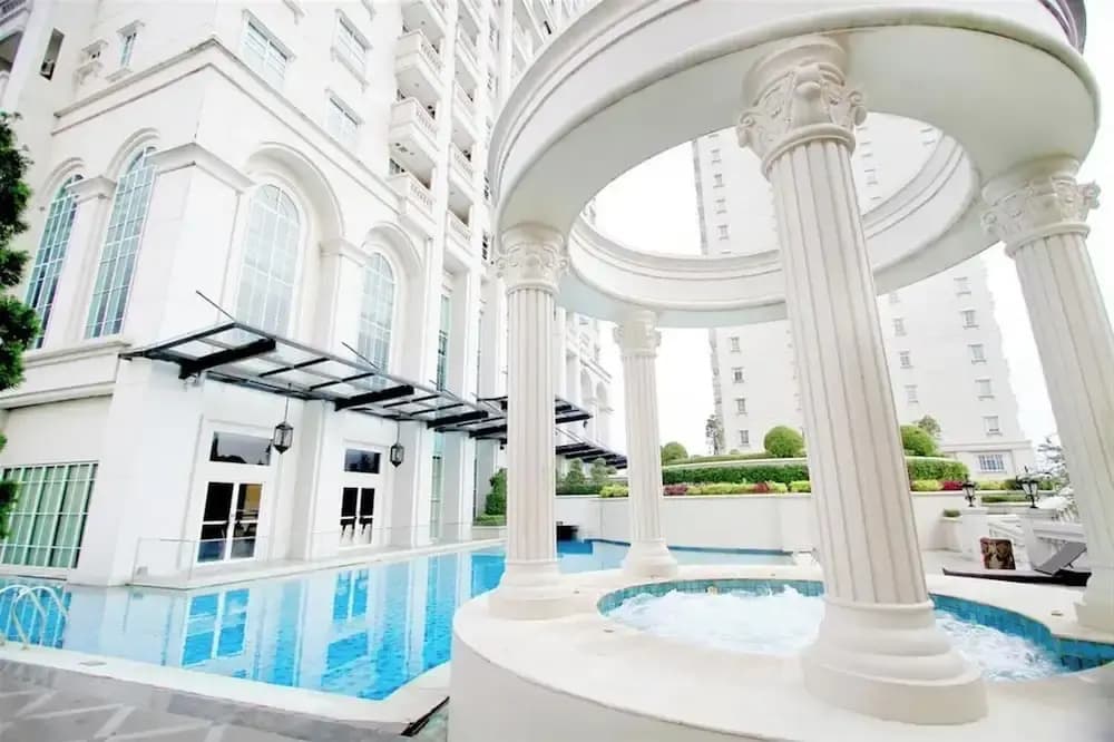 Spacious And Modern Look 3Br Bellezza Apartment - photo 12