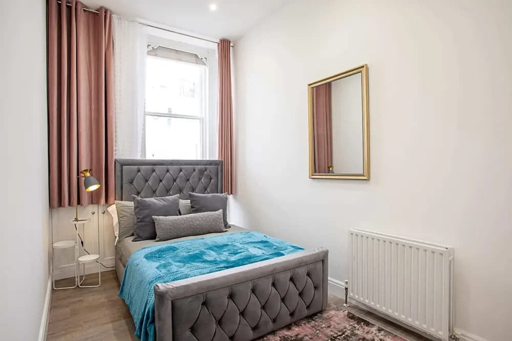 Charming Chelsea Flat - photo 6