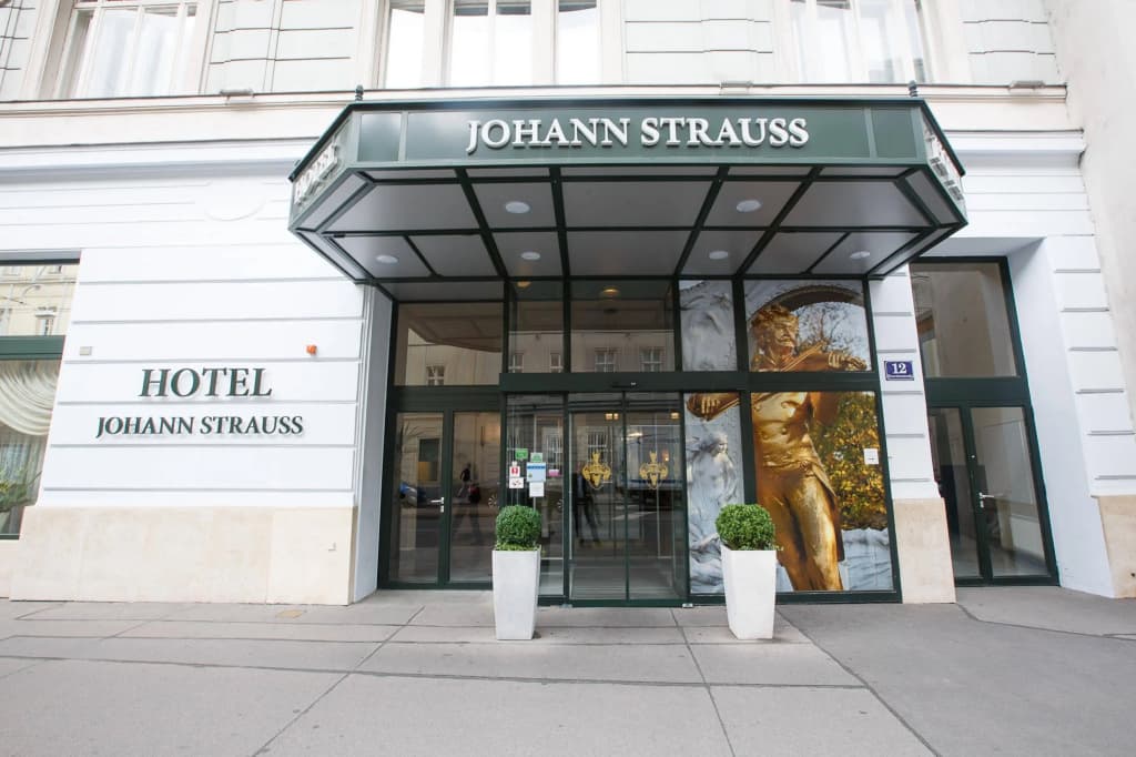 Hotel Johann Strauss - photo 1