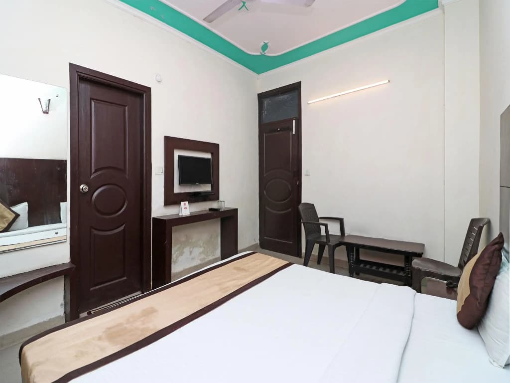 OYO 9726 Hotel Aura Palace Deluxe - photo 4