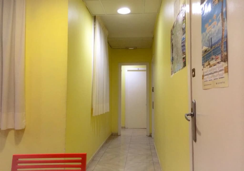 Barcelona City Centre Hostal - photo 12