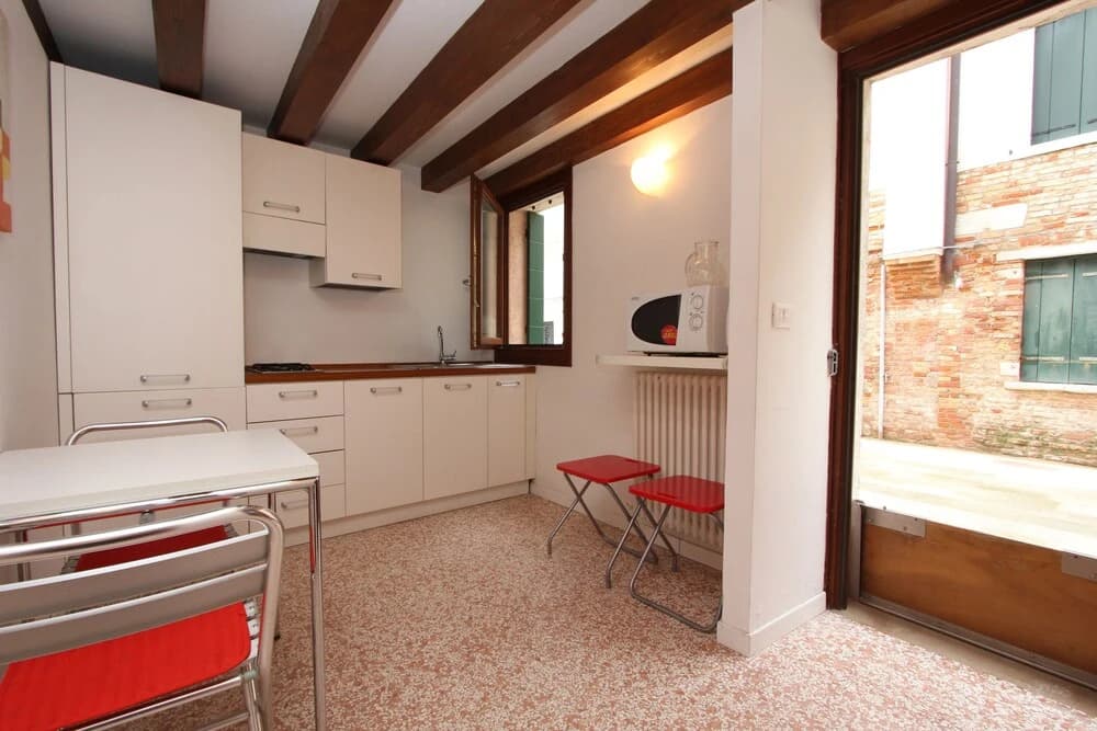 City Apartments - Gregory - photo 6