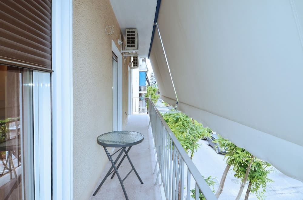 A modern and neoclassical apartment - photo 11