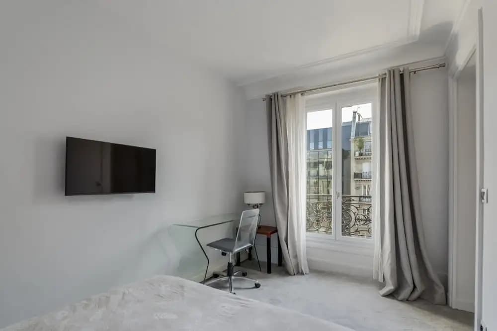 Luxury 4 Bed Residence - Next to Arc de Triomphe - photo 7