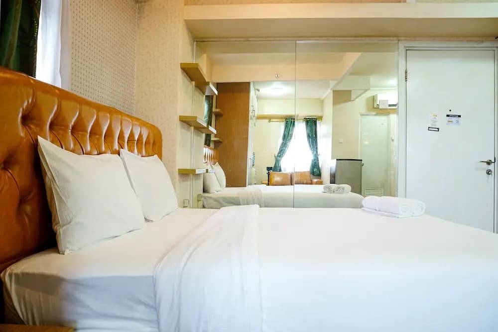 Furnished Studio with Comfortable Design Green Pramuka Apartment - photo 2