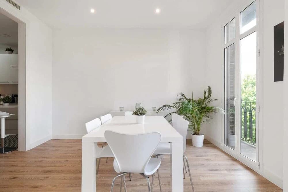 Stunning 2 Bedroom amd Bath Apartment in Eixample - photo 4