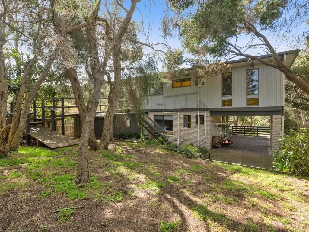 Classic Beach House With Tree Top Views - photo 6