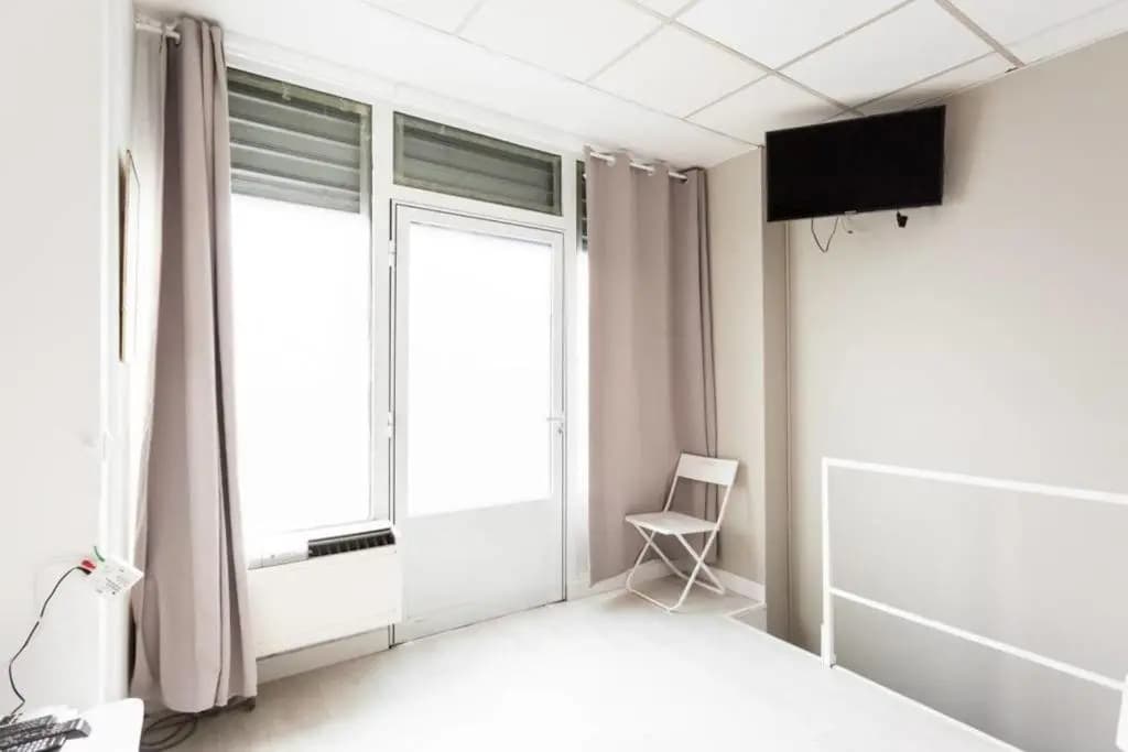 Small Is Beautiful Ideally Located Sleeps 4 - photo 4