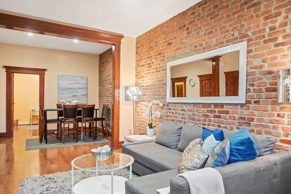 Spacious 3 Bdrm Close To Trains & Shops - photo 3