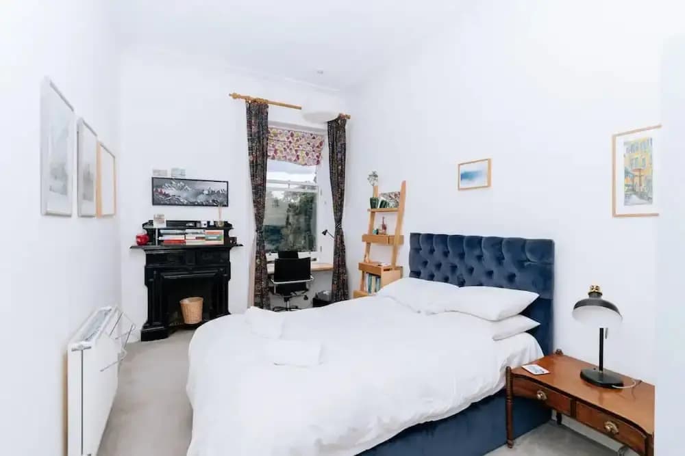 Spacious 3 Bedroom Flat in Edinburgh - photo 2