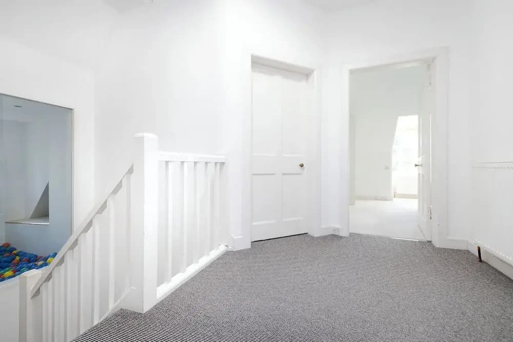 Delightful 3-bed Flat with Parking - photo 12