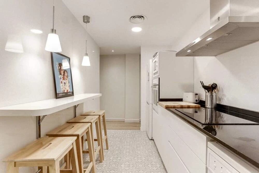 Stylish 4 bed Apt in the Center - photo 13