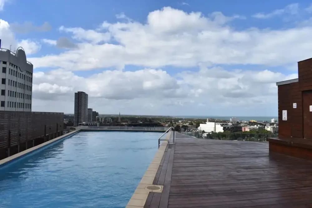 Bright 2 Bedroom Apartment With Rooftop Pool - photo 7