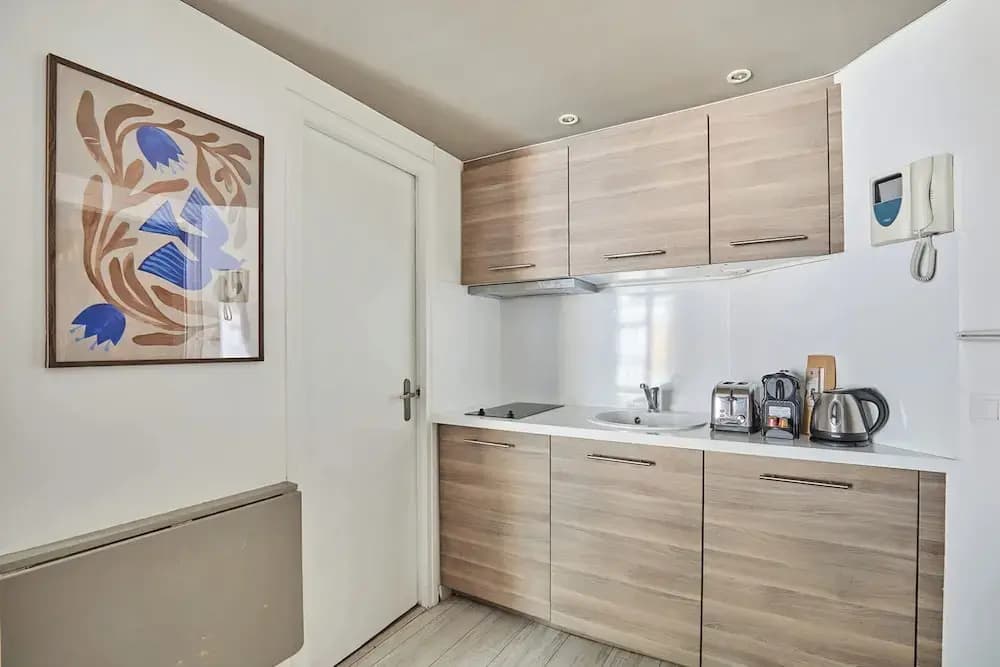 22 m2 Studio Located on the 6th Floor With Elevator: - 1 Bedroom With 140 cm Double bed - Television, Wifi - Equipped Kitchen - 1 Bathroom With Shower and 1 Toilet The Cleaning fee Includes - photo 8