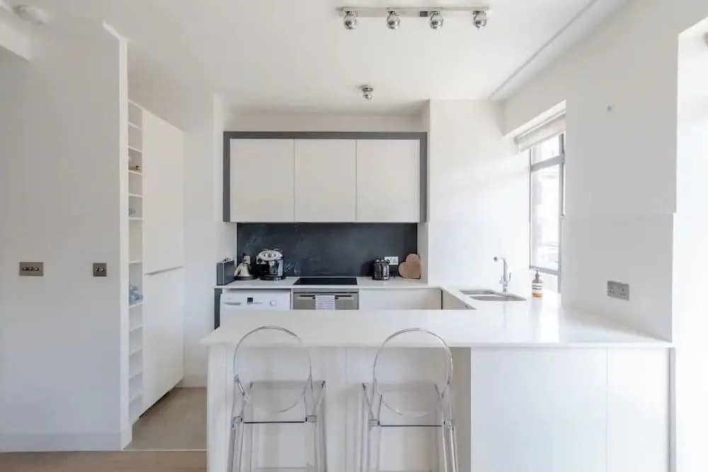 Sleek & Stylish 1BD Flat w/ Balcony - Kings Road - photo 17