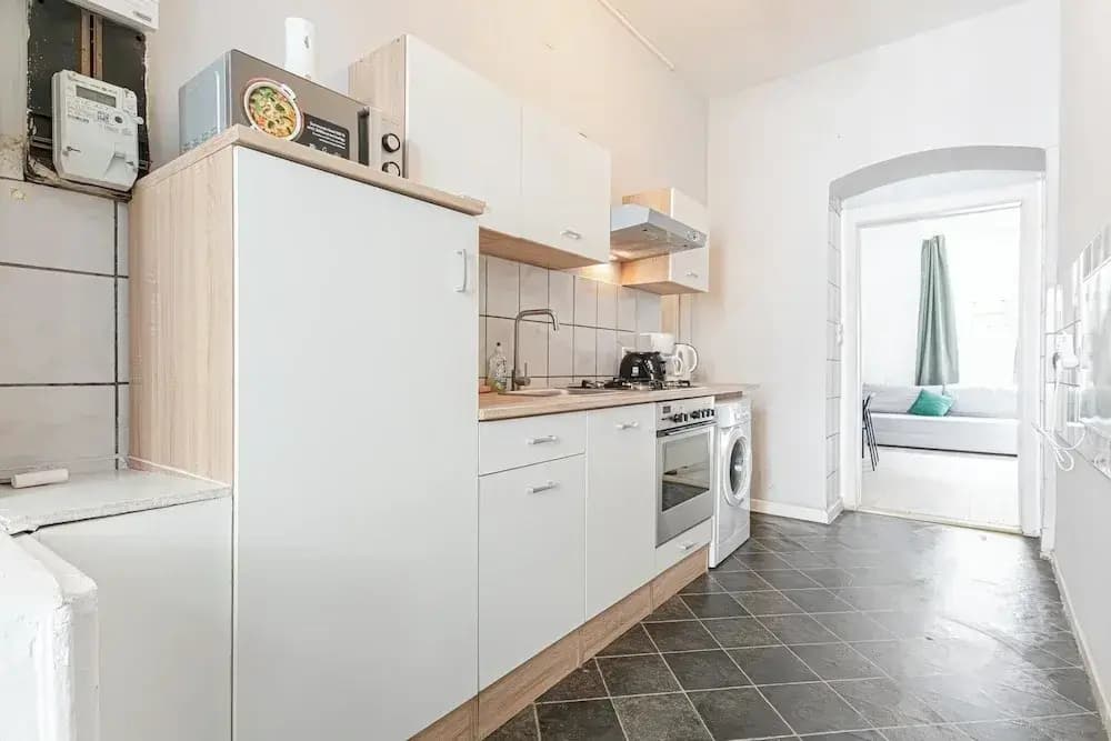 Cozy 2BR 1LR Apt Near Westbahnhof - photo 9