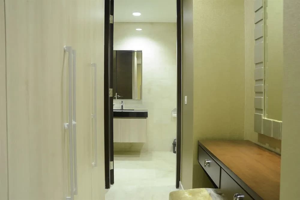 Elegant Four Winds Apartment with Infinity Pool Facility - photo 5