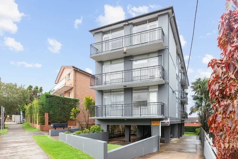 Bright 2-bed Flat With Balcony in Vaucluse - photo 1