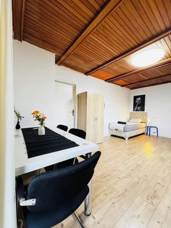 Spacious Budget Home Garden Stay - photo 32