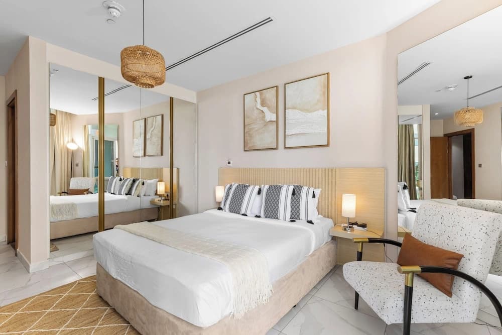2BR Ultra Lux Canalfront Burj view - photo 4