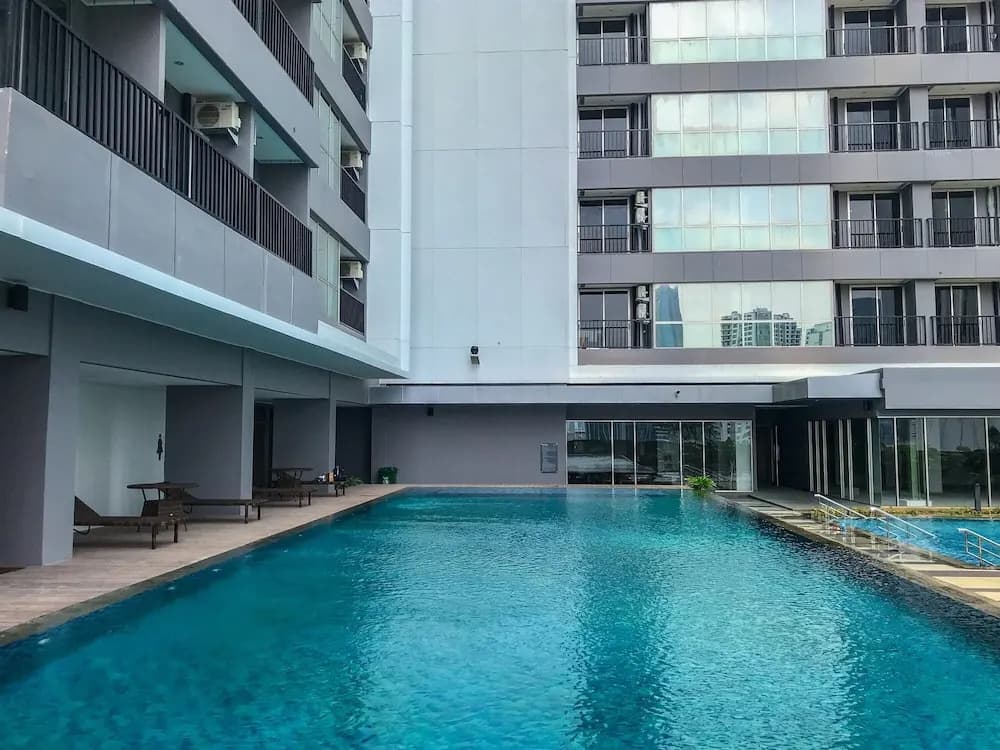 Homey and Warm 1BR at Ciputra World 2 Apartment - photo 10