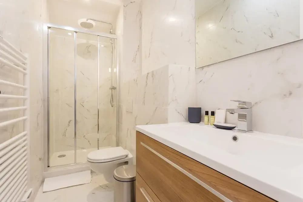 Elegant Apartment - 2bd/6p - Hotel de Ville - photo 7