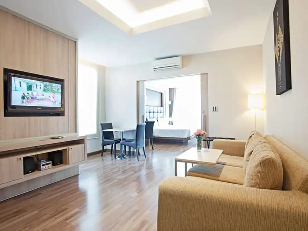 V Residence Serviced Apartment - photo 5