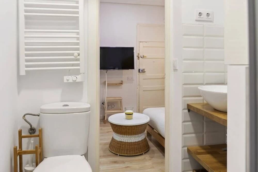 Space-saving Designer Apartment With One Bedroom in Chamberí, Madrid - photo 8