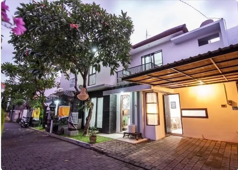 Cecilya Balian Stylish 3 Bedroom House near Beach at City Center - photo 1