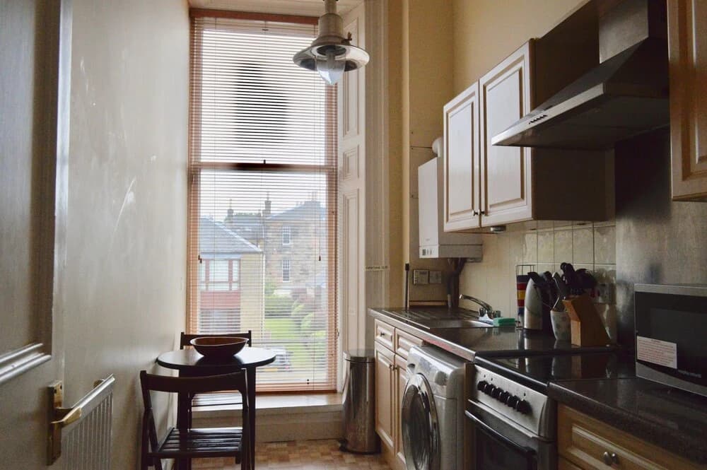 Period Flat With Parking & Arthurs Seat Views - photo 9
