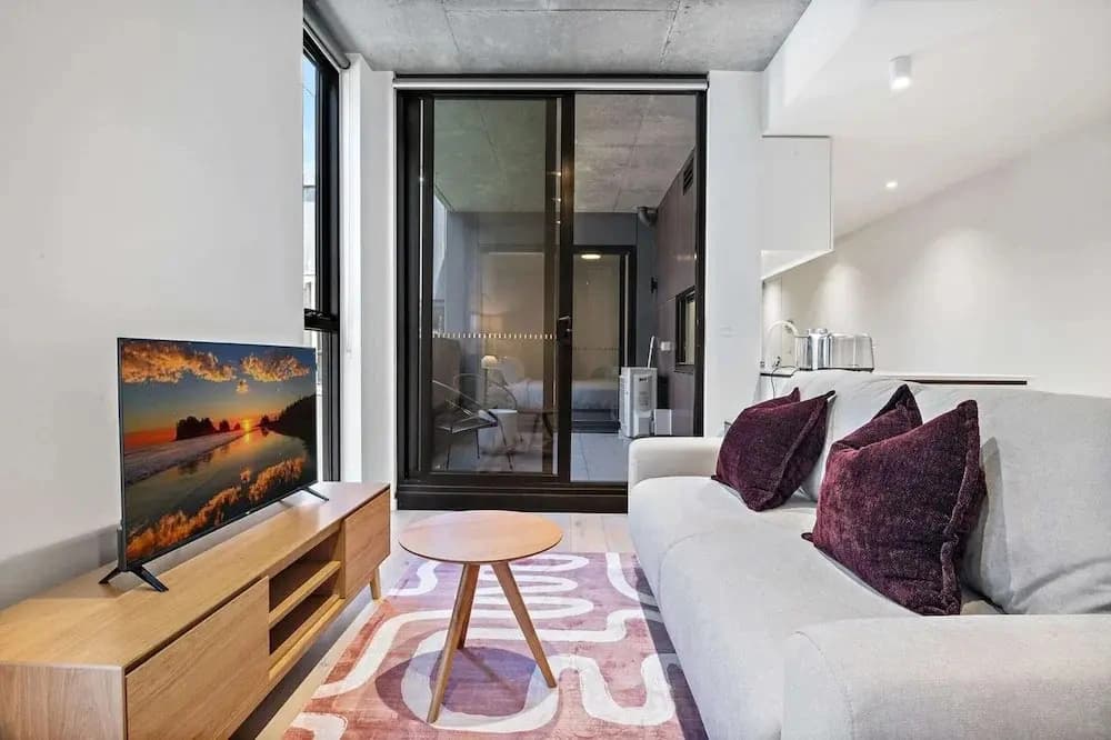 Well-lit 2-bed Apartment With Balcony - photo 5