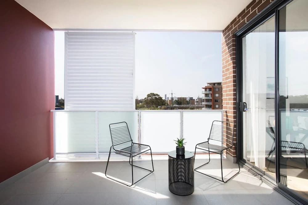 Designer Executive Apartment + Parking near Train - photo 6
