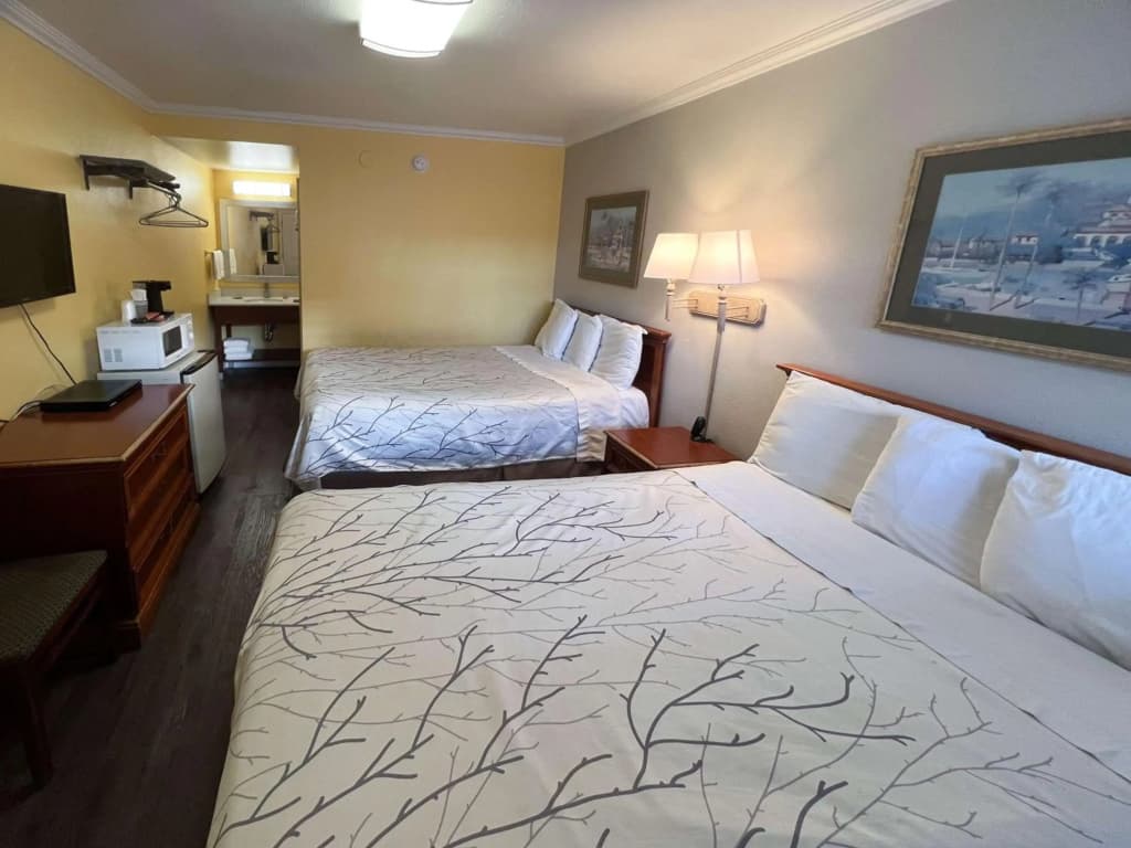 Van Ness Inn - photo 12