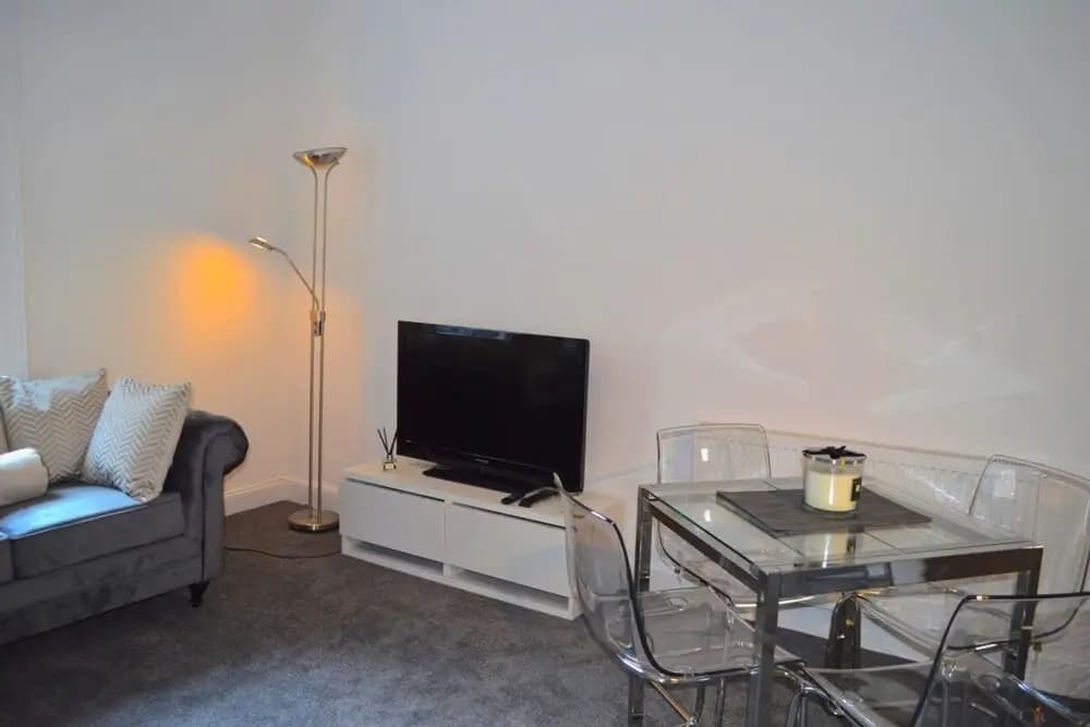 Central 3 Bedroom Flat - photo 12
