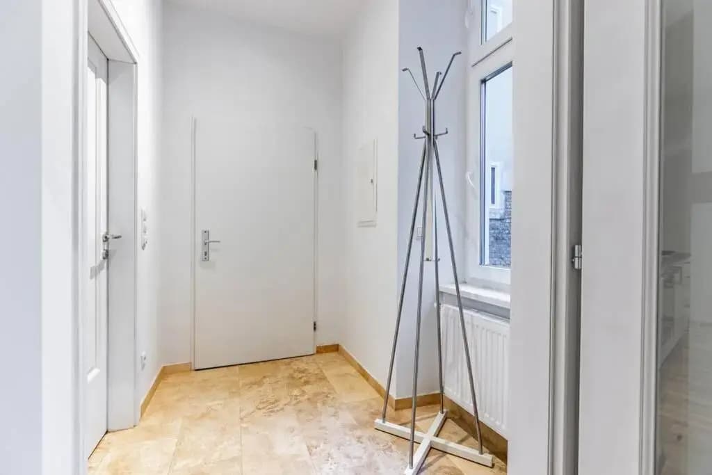 Modern apartment next to subway station - photo 11