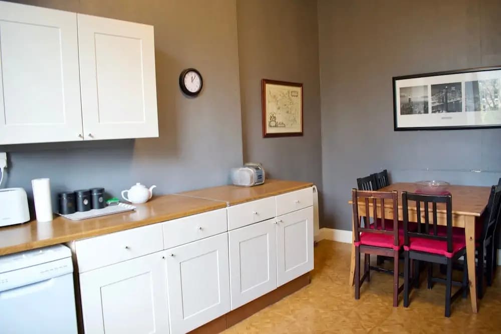 Traditional 3 Bedroom Apartment in Bruntsfield - photo 18
