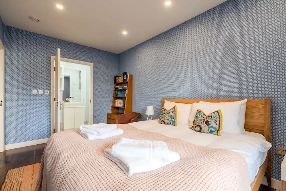 Beautiful Canal-side Flat in Hackney - photo 2