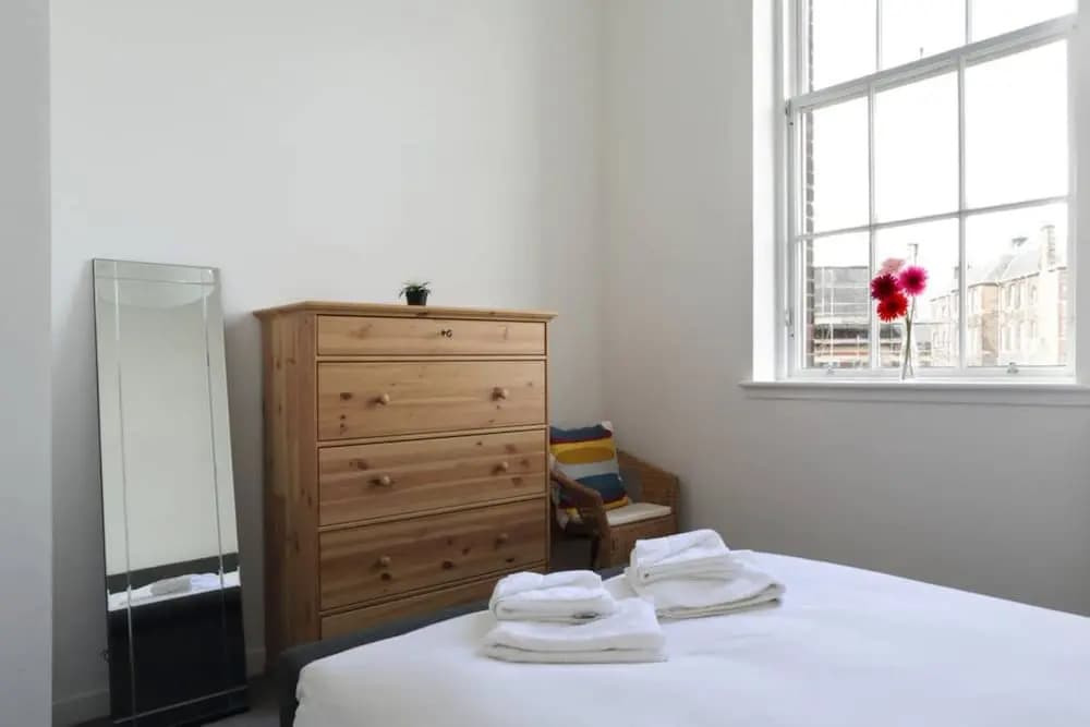Spacious 2 Bedroom Loft In Converted School - photo 4
