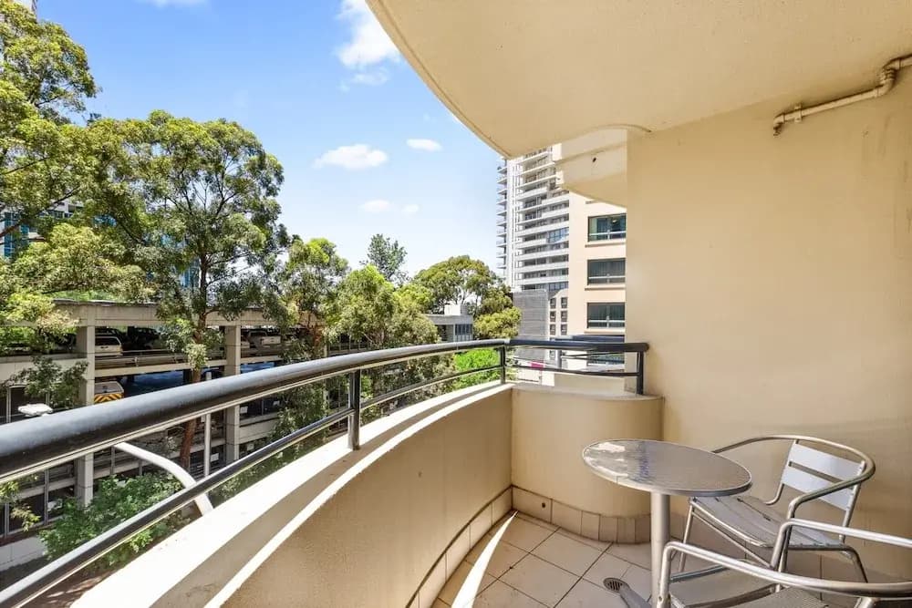 Sleek 1-bed by Jubilee Park With Pool - photo 4