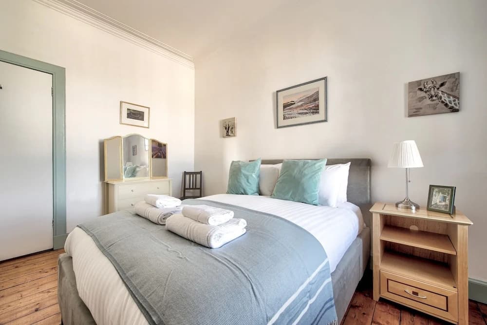 Cosy 2BR Home, 5 Minutes From Edinburgh Waverley! - main photo