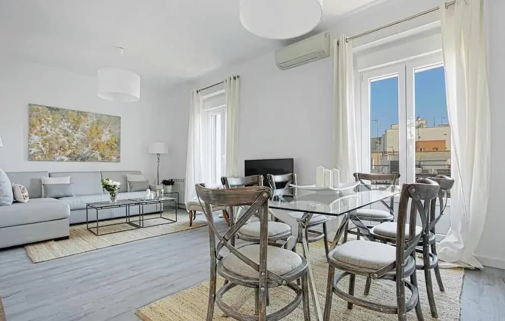 The Best Location, 8pax, 3BD & 2Bth, Reina Sofia II - photo 1