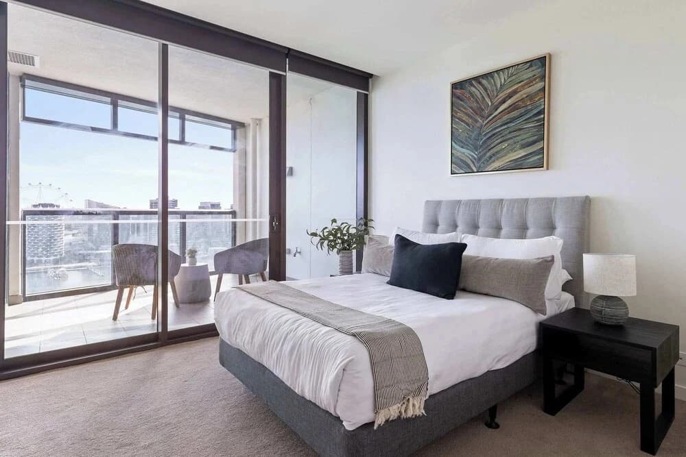Harbour View 2BR Docklands Apt Near Marvel Stadium - photo 2