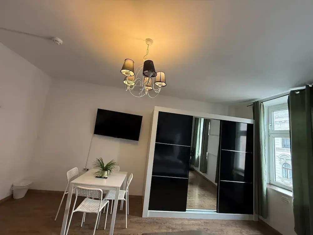 Affordable 2BR Apt Superb Location - photo 2