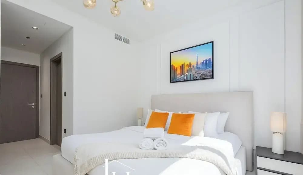LUX | 2BR Lagoon View – District One, 10–15 min Burj Khalifa - photo 3